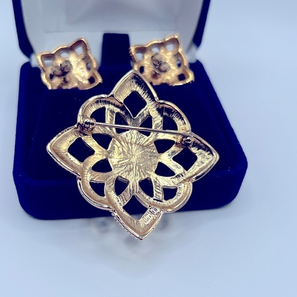 Vintage Pearl Gold Brooch Matching Earrings Set Post Backs​​​​​​​​​ - Picture 5 of 8